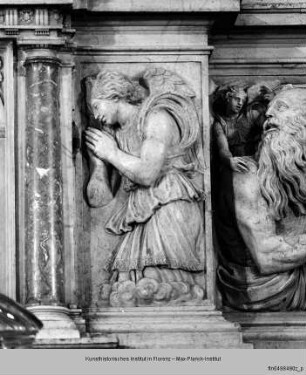 Hochaltar mit seitlichen Schranken : Altarretabel (Vorderseite) : Sakramentsrelief flankiert von adorierenden Engeln