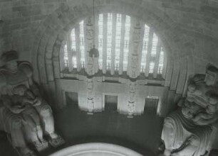 Leipzig, Völkerschlachtdenkmal : Leipzig. Völkerschlachtdenkmal. Blick von den Plastiken "Selbstvertrauen" und "Volkskraft" (von D. Metzner) zum Ausgang der Ruhmeshalle