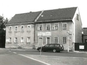 Dresden-Trachau, Boxdorfer Straße 18/16. Doppelwohnhaus mit Ladeneinbau (um 1860). Straßenansicht mit Hoftor
