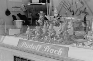 Gartenzwerge in einem Schaufenster (Ladeninhaber wohl Rudolf Stach)