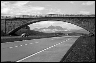 Strass: Autobahn Salzburg-Mondsee, Bogenbrücke mit Durchblick auf Berge