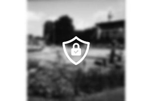 Freibad: Reeshoop: Schwimmbecken mit Sprungturm: Kinder und Jugendliche: Jugendliche auf Turm: hinten links Filterhaus, Fahnenmasten: vorne Blumenrabatte