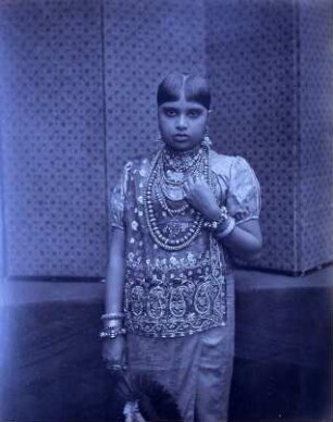 Singhalesin von Kandy in Festtracht