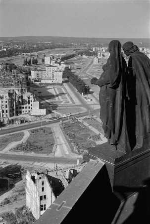 Dresden. Von Trümmern beräumte Flächen in der Innenstadt. Blick vom Rathausturm, rechts allegorische Figuren "Frömmigkeit" und "Barmherzigkeit"