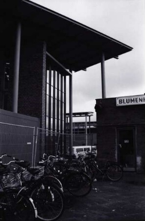 Mommsenstraße 14 (Gebäude F), rechts daneben Bahnhofsgebäude: Südseite