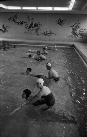 Fortbildungsveranstaltung für Schwimmlehrer im Tullabad, durchgeführt von der Deutschen Lebensrettungsgesellschaft.