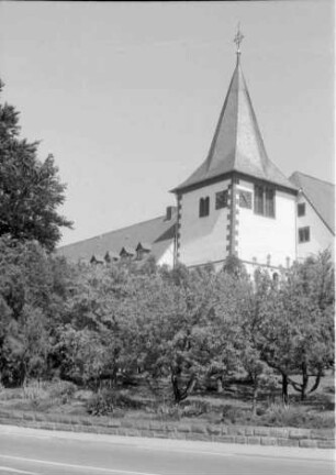 Höchst: Kirche an der Straßenkreuzung