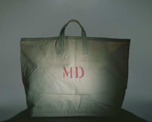 Große Einkaufstasche mit aufgedrucktem Monogramm "MD" (Archivtitel)