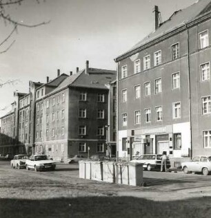 Dresden-Mickten, Rietzstraße 58/56 und Bunsenstraße 17. Wohnanlage (Wohnungsbaugenossenschaft "Vorwärts" der Konsumgenossenschaft Dresden; um 1930). Straßenansicht von Ost-Südosten