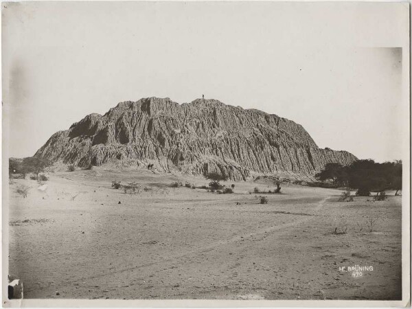 Die Huaca nahe Túcume von Westen.