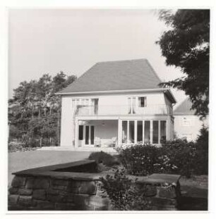 Garten Moewes, Potsdam-Babelsberg: Wohnhaus Gartenseite mit Terrasse und Wintergarten, Gartenmöbel