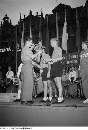 Ehrung der Radsportler Lothar Meister (2.v.r.) und Paul Dinter
