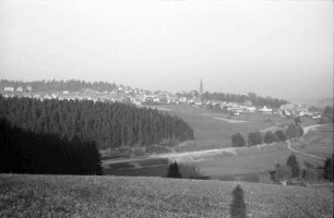 St. Georgen (Schwarzwald): Gesamtansicht, Panorama, Vordergrund Wald