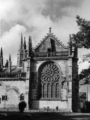Bretagne. Kirche. Teilansicht mit Fensterrosette