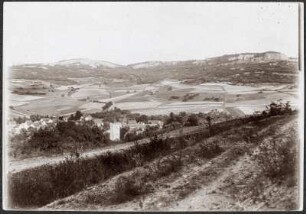 Plaue. Blick von Kleinbreitenbach nach Osten gegen die Kalkwand der Reinberge