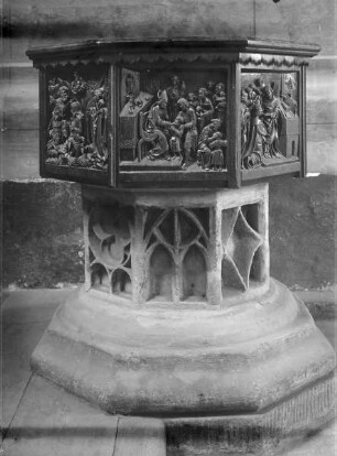 Taufstein mit Darstellungen der sieben Sakramente und der Taufe Christi