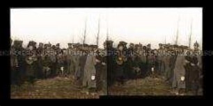 Gruppe Soldaten und Kinder im Feldlager, Lodz