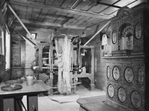 Damastmuseum Großschönau : Handdamastwebstuhl in einer Bohlenstube mit Fayanceofen. Damastmuseum Großschönau