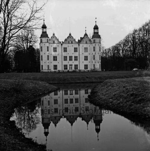 Ahrensburg: Schloss Ahrensburg: vorn Schlossgraben: hinten Bäume: Blick von der Lübecker Straße Richtung Nordwesten