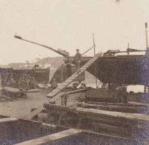 Elbschiffer, Schiffswerft, links ein Schiff der N.N.V.E. (Neue Norddeutsche und Vereinigte Elbschiffahrt AG.) und rechts das Heck eines Schleppkahns