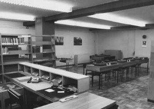 Dresden-Neustadt, Stauffenbergallee 9 (ehemalige Garnisonskirche). Sächsische Landesbibliothek, Außenstelle Phonothek, 1. Obergeschoß. Benutzungsbereich Tonträger mit Ausleihtheke, Bücherregalen und Abhörtischen