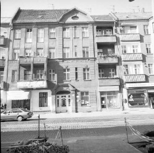 Berlin-Schöneweide, Schnellerstraße 108. Wohnhaus mit Laden (nach 1995 saniert). Straßenfront von Südosten