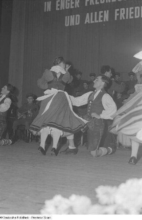 Tanzendes Paar in Tracht bei einer Veranstaltung zum Gedenken an die Völkerschlacht, im Hintergrund ein Orchester