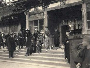 Taubenfütterung vor dem Hachiman-Schrein in Kamakura : Weltreisen. Taubenfütterung vor dem Hachimanschrein in Kamakura