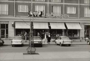 Dresden-Altstadt, Ringstraße 9. Wohn- und Geschäftshaus (1958-1961; H. Schneider, H. Terpitz, H. Mersiowsky, M. Arlt) mit Spirituosenladen "Tröpfchen"