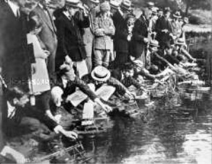 Wettfliegen von Wasserflugzeug-Modellen am Schlachtensee
