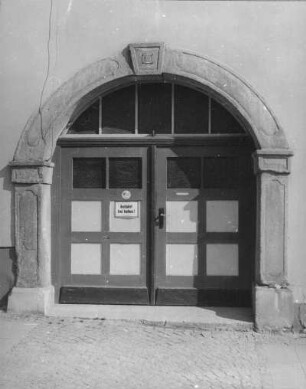 Adorf. Wohn- und Geschäftshaus, Ernst-Thälmann-Platz 37. Portal