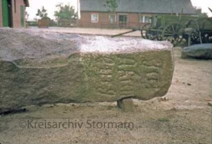 Sprenger Weg 1: Stormarnsches Dorfmuseum: Freigelände: Grenzstein Gut Ahrensburg