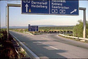 Einfahrt in Kreisel Nordost (Karlsruhe Richtung Mannheim) von Nebenfahrbahn Ost (Karlsruhe Richtung Heidelberg)