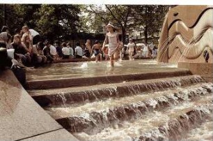 Berlin: Neuer "Klops" Brunnen vor dem Europa-Center