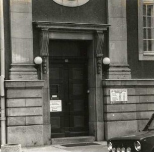 Cottbus. Verwaltungsgebäude (Arbeitsamt), Rudolf-Breitscheid-Straße 12, 1. Viertel 20. Jahrhundert. Portal (rechts)