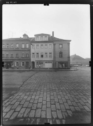 Großenhain, Kirchplatz 9/8. Wohnhäuser mit Läden (19. Jh.). Straßenfront