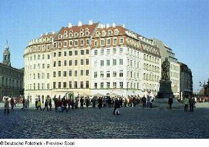 Blick zu den Wohn- und Geschäftshäusern des sog. "Quartier I" mit Schlange der auf Einlaß in die Frauenkirche wartenden Besucher, rechts Martin-Luther-Denkmal