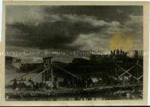 Pioniere beim Bau einer provisorischen Brücke an der Ostfront