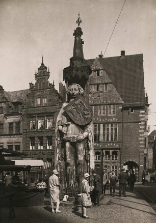 Bremen. Der 1404 errichtete Roland auf dem Marktplatz