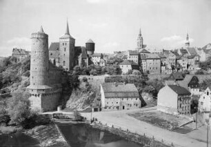 Bautzen. Altstadt mit Alter Wasserkunst, Michaeliskirche, Dom St. Petri und Rathausturm. Blick von der Friedensbrücke