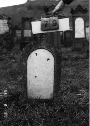 Grabstein 79 (Index: 99798561) Material: Sandstein, Schriftplatte Marmor Zustand: gut Maße HxBxT: 74x40x15 cm Beschreibung: Stele mit Rundbogenabschluß/Mittelakroter/Schriftplatte Besonderheit: keine Inschrift: Grabstein 79