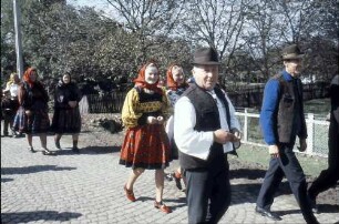 Huta Certeze: Trachtengruppen, kleine Gruppen stehend und kommend