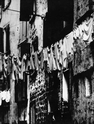 Häuserzeile mit Wäscheleinen in der Altstadt von Neapel