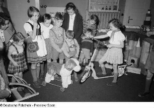 Gruppenbild von Kindern in einer Spielzeugabteilung (Spielzeugausstellung am Markt)
