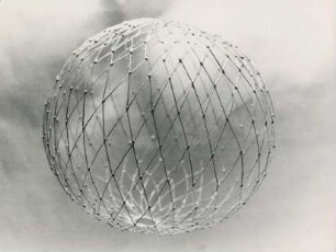 Schwebender Ballon, genetzt von Marianne Meyer-Weißgerber