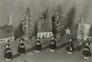 Kurrende mit Dorf und Spanbäumen : Schanz, Max (Entwurf). Kurrende mit Dorf und Spanbäumen. Holz, geschnitzt, gedreht, bemalt. Erzgebirge, um 1930. Seiffen: Erzgebirgisches Spielzeugmuseum