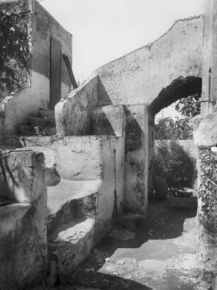 Anacapri. Treppenaufgang mit Eingang in das Nebengebäude eines Wohnhauses