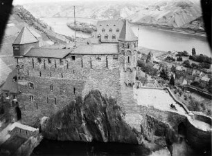 Burg Stahleck von Westen, im Hintergrund Bacharach und Heyles'en Werth/Bacharacher Werth