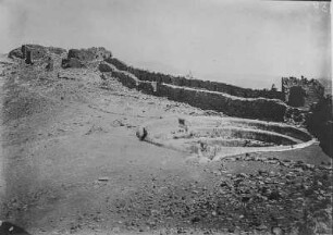 Ruine : Blick von einer Anhöhe auf eine Ruine