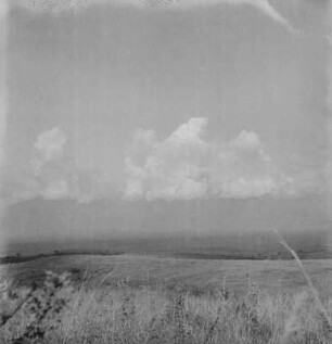 Landschaft : Blick über die hügelige Landschaft in Richtung eines Berges